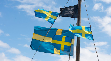 Svenska flaggan och Jolly Roger