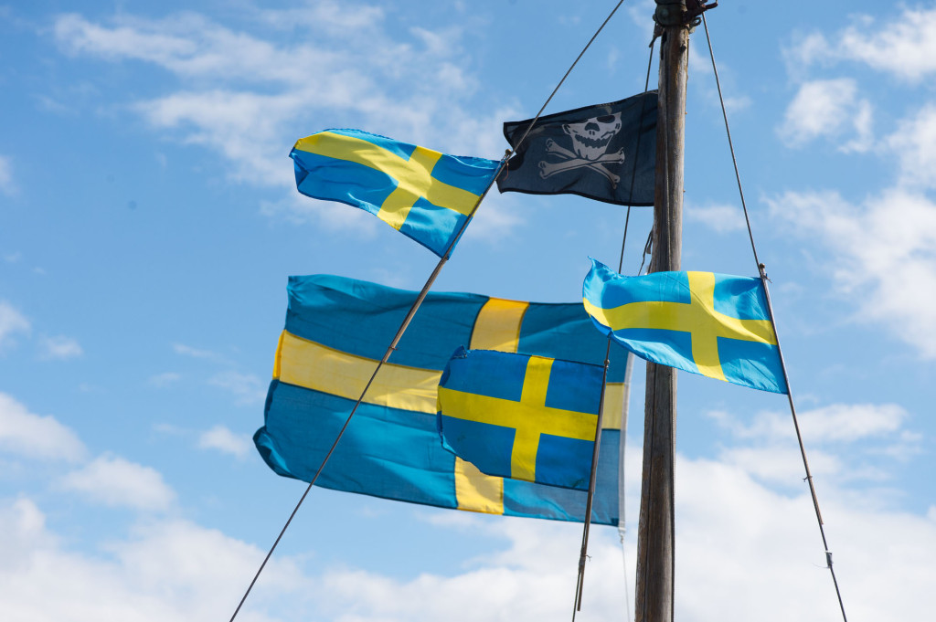 Svenska flaggan och Jolly Roger