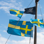 Svenska flaggan och Jolly Roger