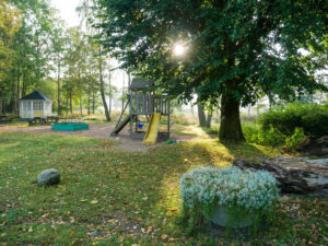 Björboholmsparken i Björboholm med lekplatsen och lusthuset i bild,
