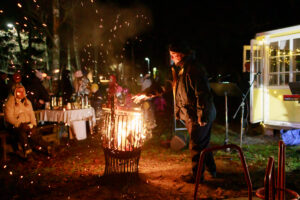 Advent i Björboholm 2021. Mingel i Björboholmsparken med live-musik av Björboholm Allstarz, glögg och pepparkakor. Foto Johanna Ene.
